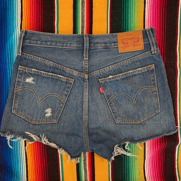 High waisted Levi’s Denim Shorts - Picture 3 of 3